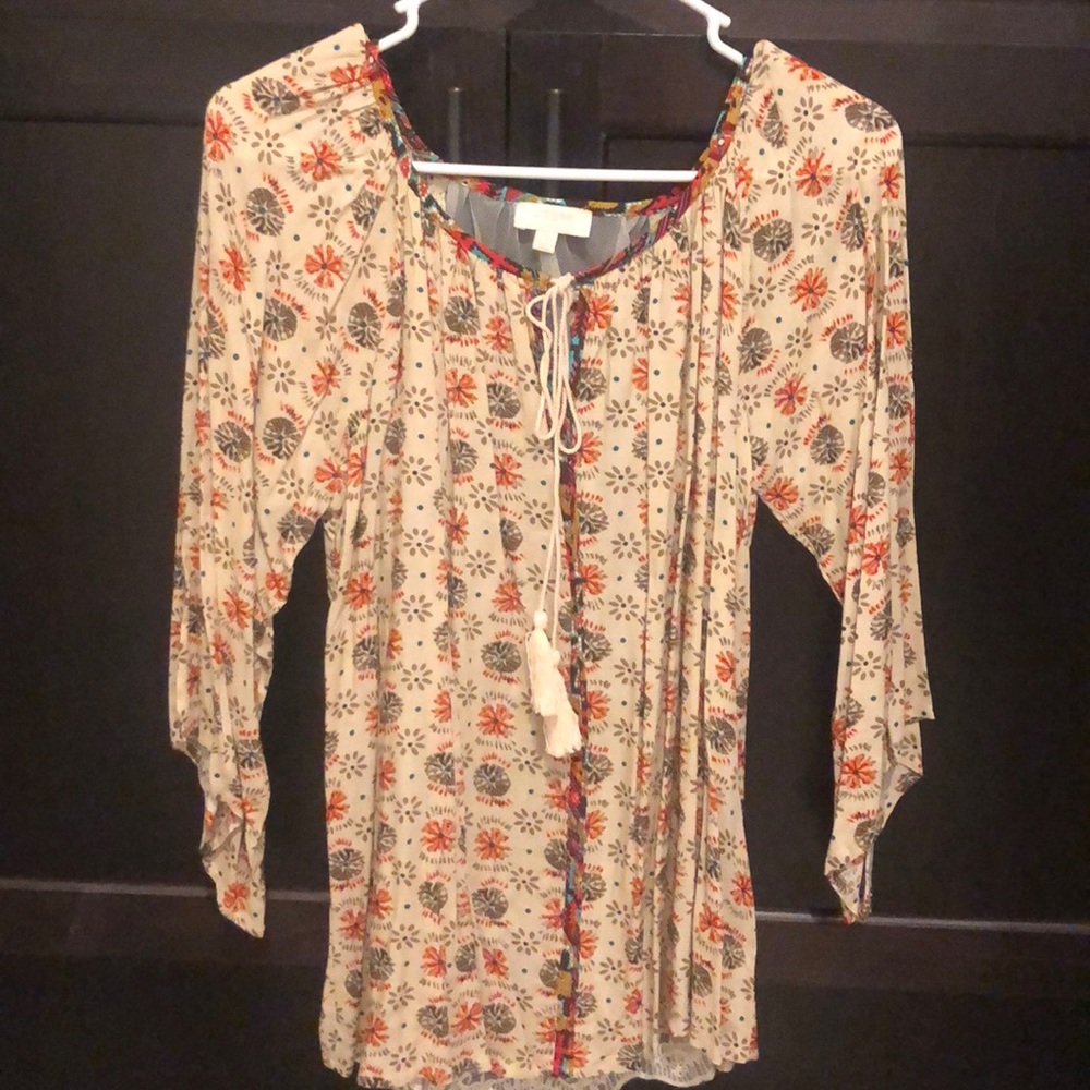 Umgee shirt with lace in back .Small. cute blouse!